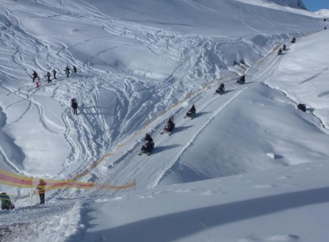 12 月 1 日的雪地摩托 